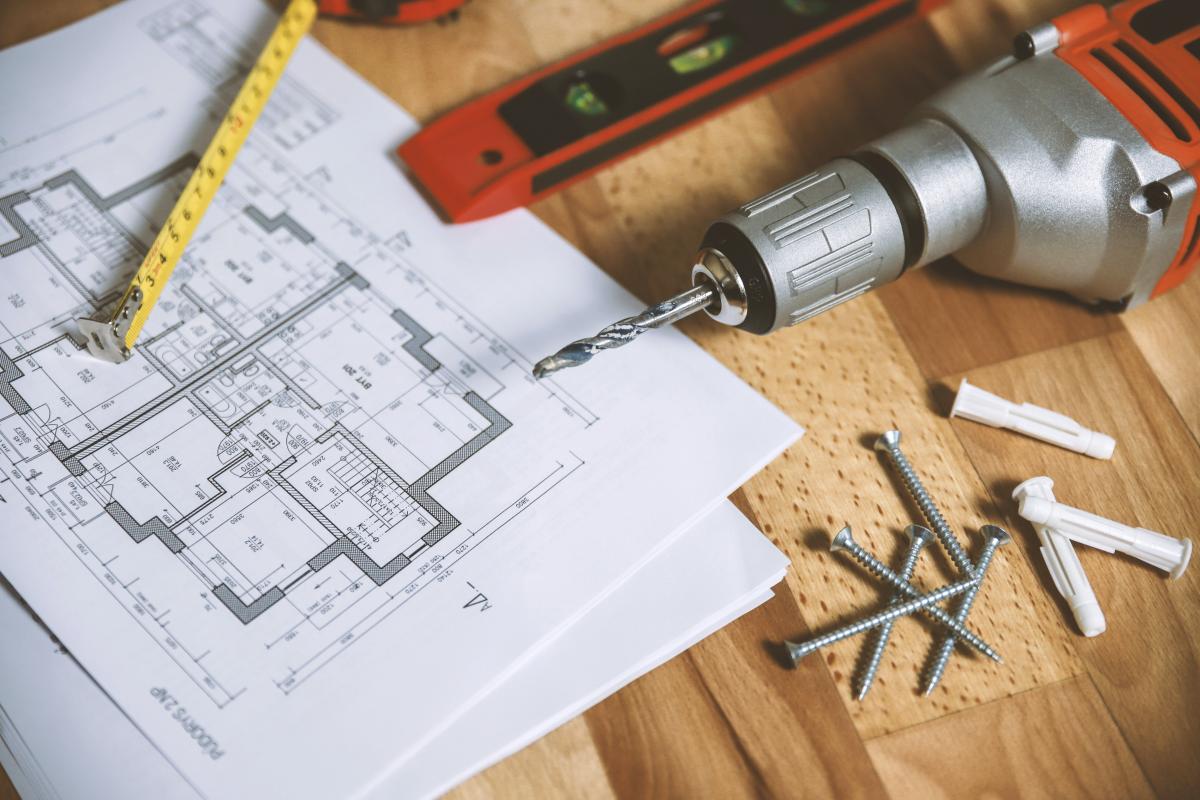 Begin nooit zomaar aan renovatiewerken. Vraag eerst gratis advies. Plan je een kleinere verbouwing? Klop aan bij Energiehuis Westhoek. Ga je volledig verbouwen of zet je een nieuw huis? Dan helpt Acasus Veurne je verder. 