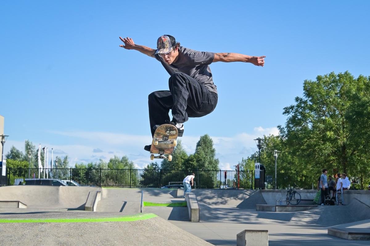 De toppers uit België aangevuld met goede skaters uit het buitenland. Als ze beschikbaar zijn, komen ze graag naar Oostduinkerke. De voorbije jaren merken we ook dat er meer meisjes deelnemen. Kortom: de beste skaters uit de regio, allemaal samen op 1 plek