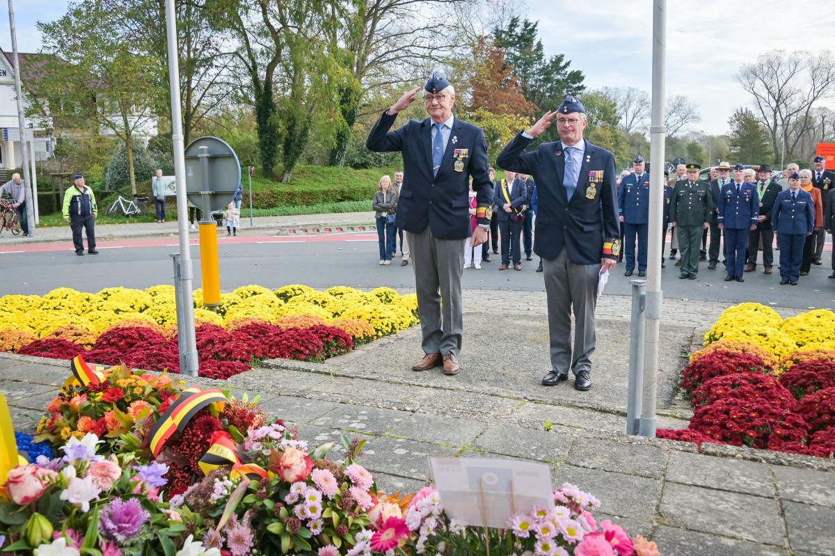 Bloemenhulde aan monument van de vliegeniers