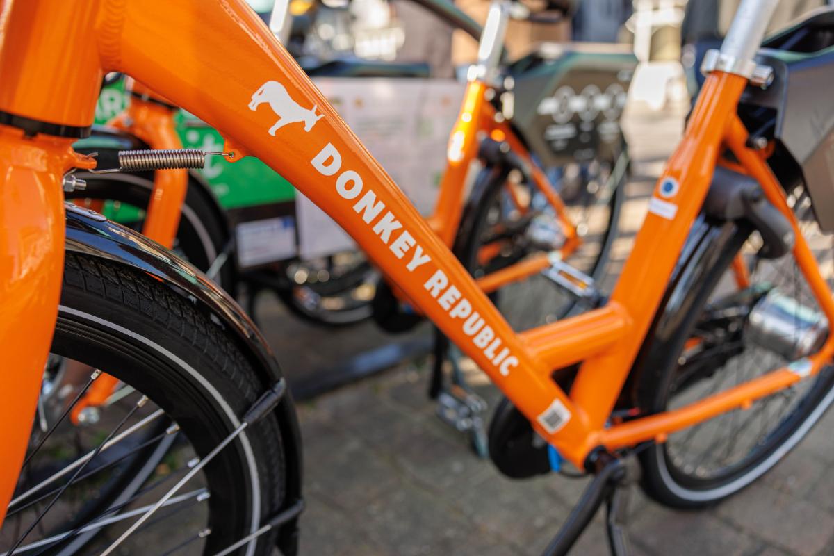 Op 27 ophaallocaties in Koksijde en de buurgemeenten staan 105 deelfietsen van Donkey Republic. Aan treinstations, randparkings, sportcentra en marktplaatsen. Je ontleent via de app in een paar klikken: downloaden, fiets zoeken, ontgrendelen via bluetooth en je vertrekt. 