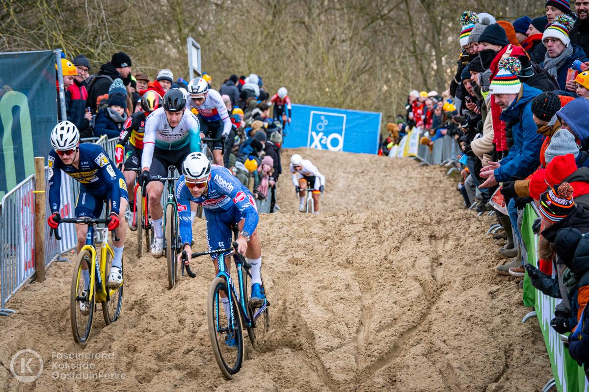 De Duinencross in Koksijde is één van de meest iconische en uitdagende veldritten ter wereld, bekend om zijn spectaculaire zandparcours en rijke traditie. Het evenement trekt jaarlijks duizenden fans
