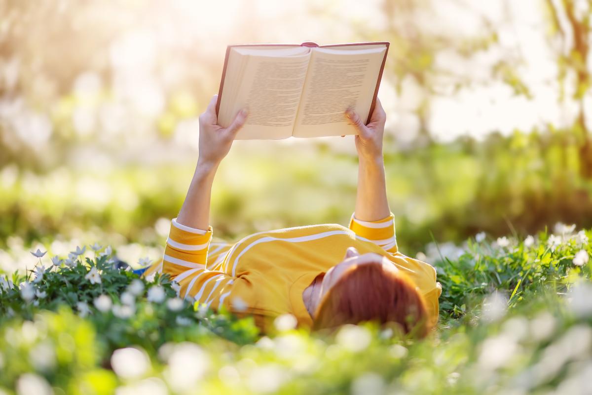 Vlaanderen Leesdag - vrouw leest in het gras