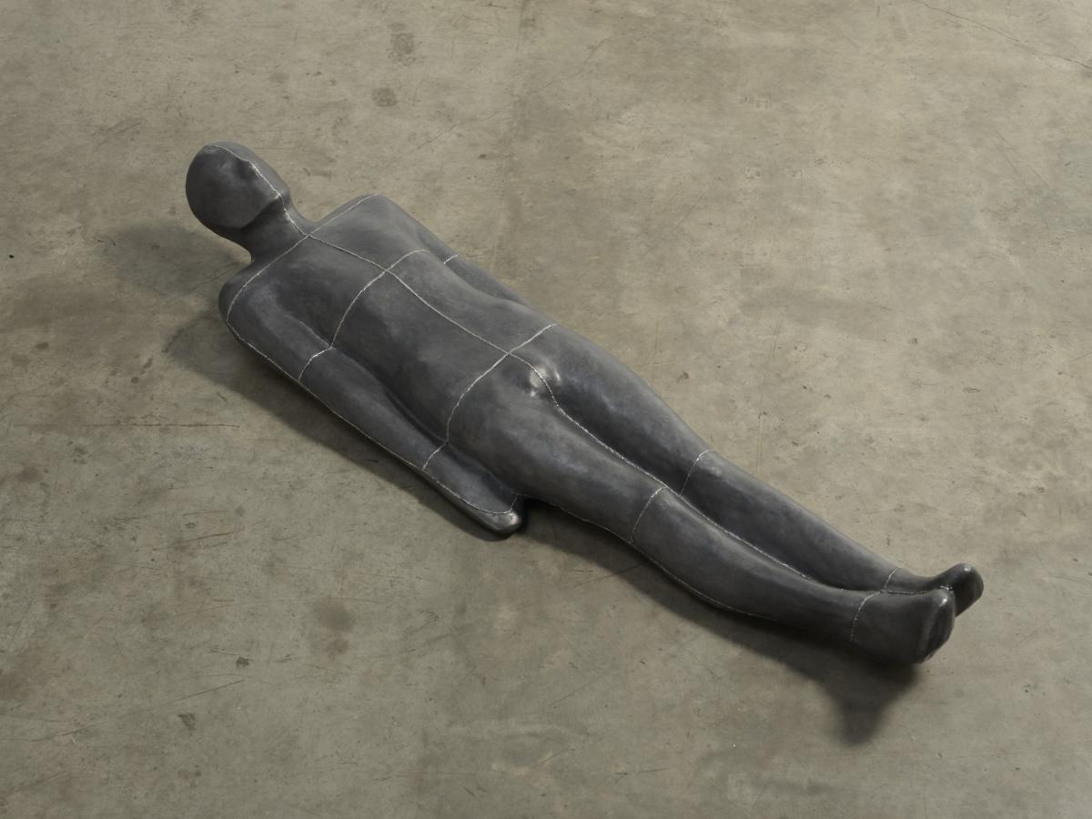 Antony Gormley, Rise, 1983-84, lood, glasvezel, gips en lucht, 37 × 54 × 202.5 cm