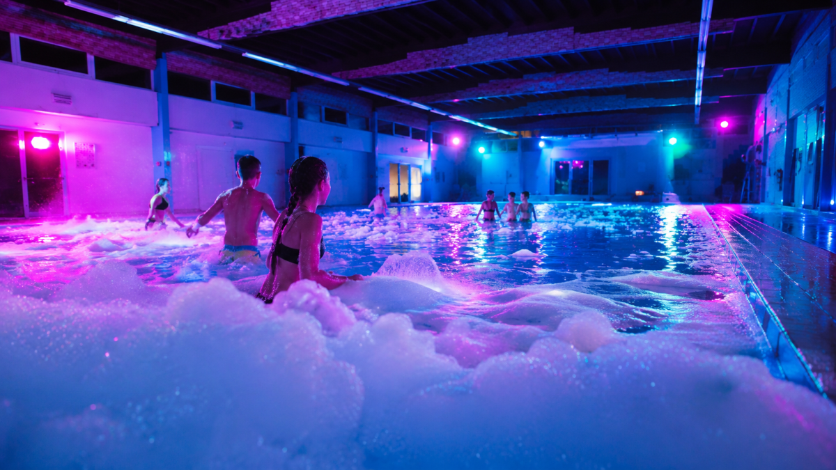 Beeld bewerkt met AI: op 26 juni vindt een neonfoamparty plaats Zwem- en Recreatiebad Hoge Blekker