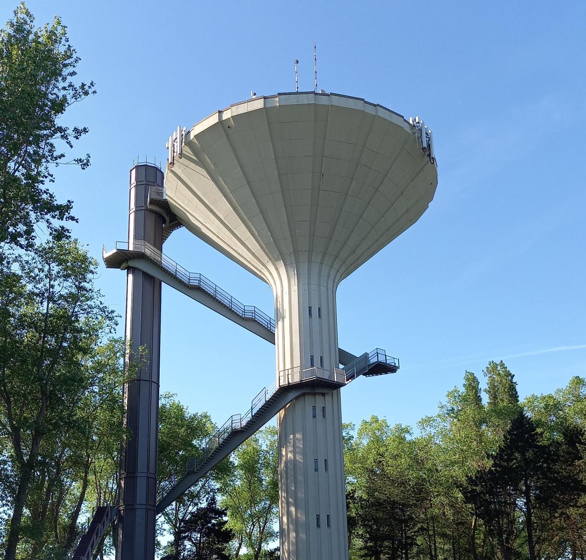 Je hebt hem al duizenden keren gezien. Vanuit de auto, vanop je fiets of de Hoge Blekker. De watertoren van Groenendijk staat er al sinds 1969 en is een herkenningspunt in onze gemeente. 