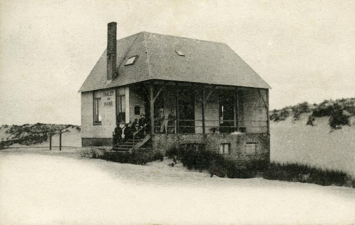 In de zomer van 1897 opent het Chalet des Bains. Het is het eerste horecapand aan het strand van Koksijde. Op 3 juli schrijft Marie zich in de bevolkingsregisters van Koksijde in. 2 weken later, op 18 juli, geeft de fanfare van Oostduinkerke al een concert op Coxyde-Plage, aan het Chalet des Bains.