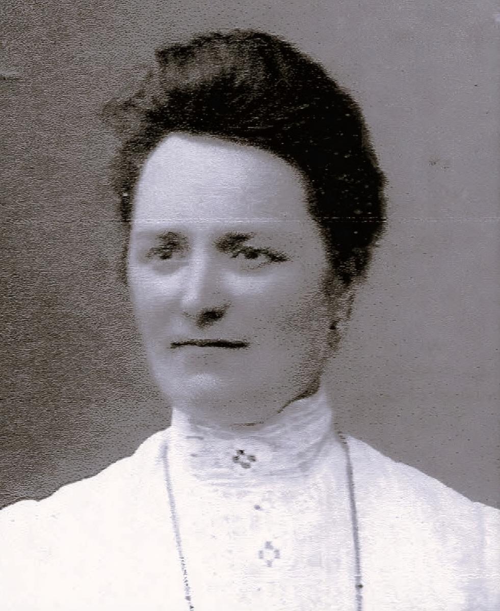 In de zomer van 1897 opent het Chalet des Bains. Het is het eerste horecapand aan het strand van Koksijde. Op 3 juli schrijft Marie zich in de bevolkingsregisters van Koksijde in. 2 weken later, op 18 juli, geeft de fanfare van Oostduinkerke al een concert op Coxyde-Plage, aan het Chalet des Bains.