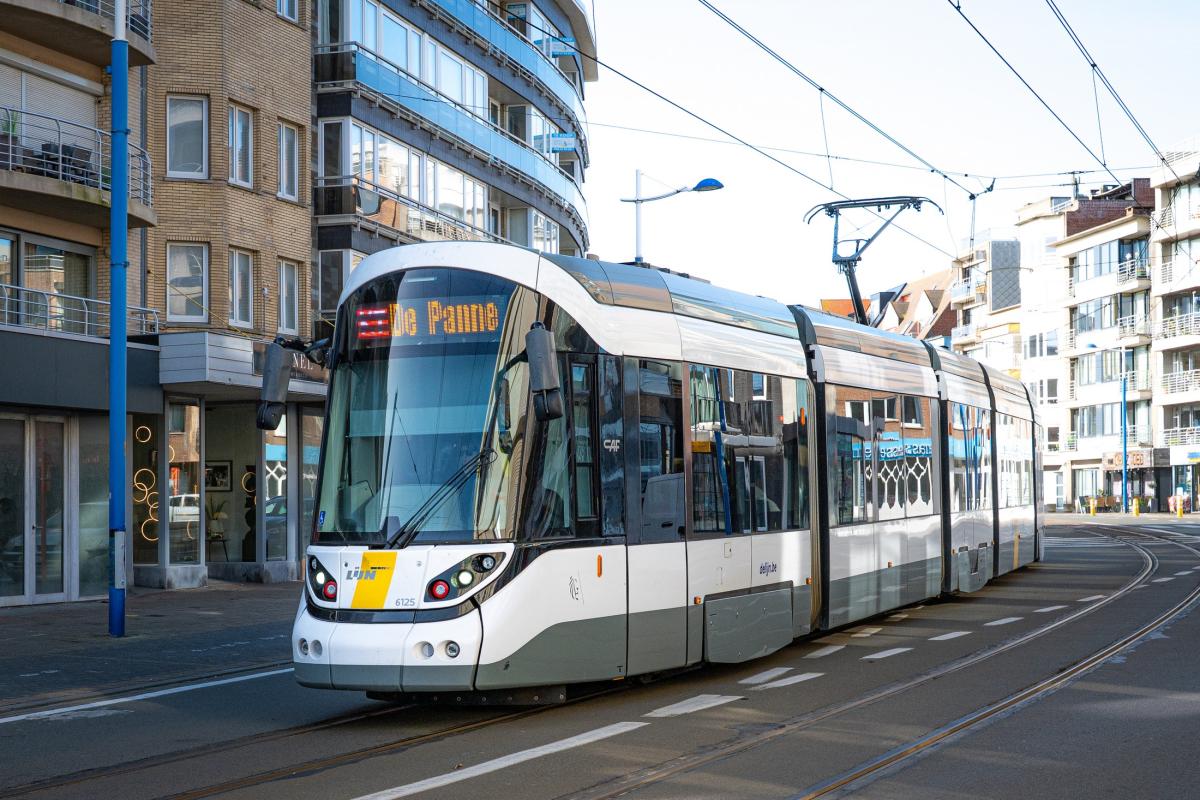 De kusttram in Koksijde-Bad