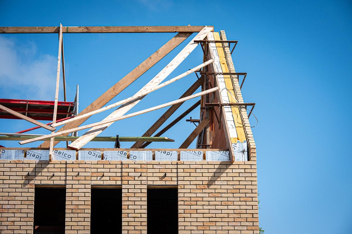 Aan de kust is een eigen huis kopen niet vanzelfsprekend. Zeker niet voor jonge mensen. Met de Woonpremie is het net iets makkelijker om hier te blijven wonen of hierheen te verhuizen. Ook bouwgrond wordt gewaardeerd. 