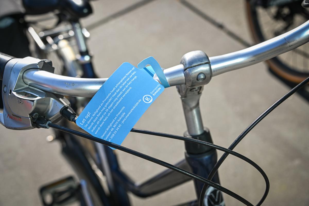 de gemeenschapswachten en milieuagenten labelen rondslingerende fietsen