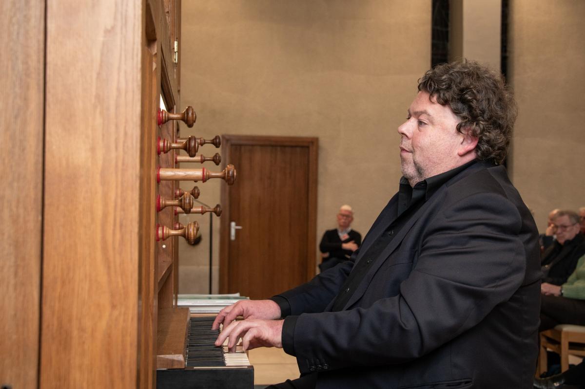 Organist Jan Vermeire in de Onze-Lieve-Vrouw ter Duinenkerk