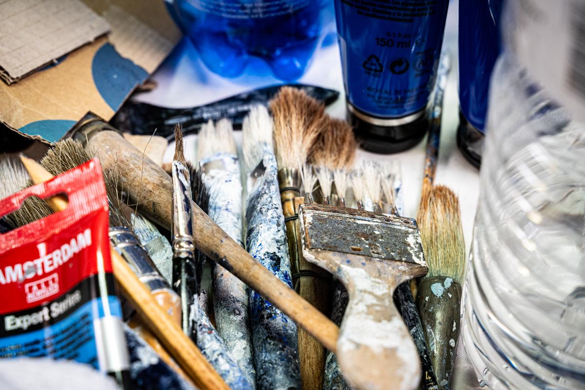 Verfborstels met verf 