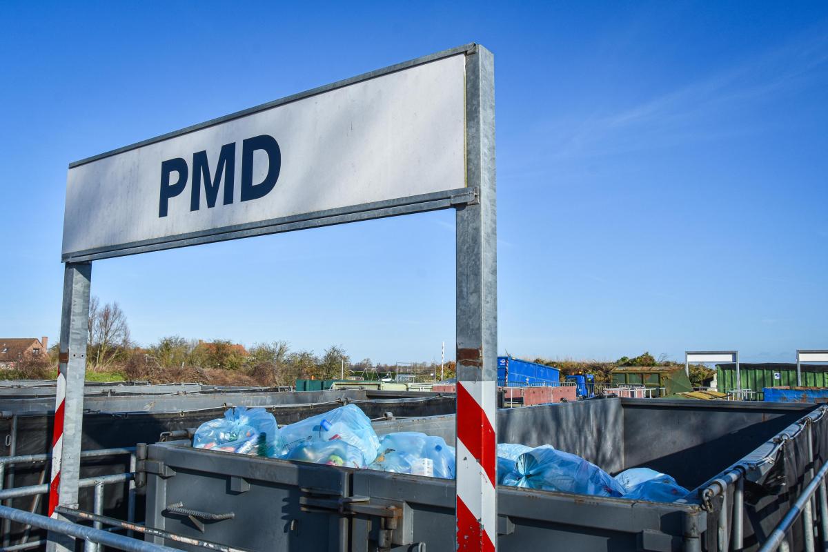 De Koksijdse parkwachters staan voor je klaar wanneer je naar het milieupark rijdt. Dikumbua ‘Gracia’ Dialungana, Nicola Delsaut, Christoph Gryp, Joeri Vandevenne en Eddy Clauws begeleiden dagelijks honderden bezoekers. 