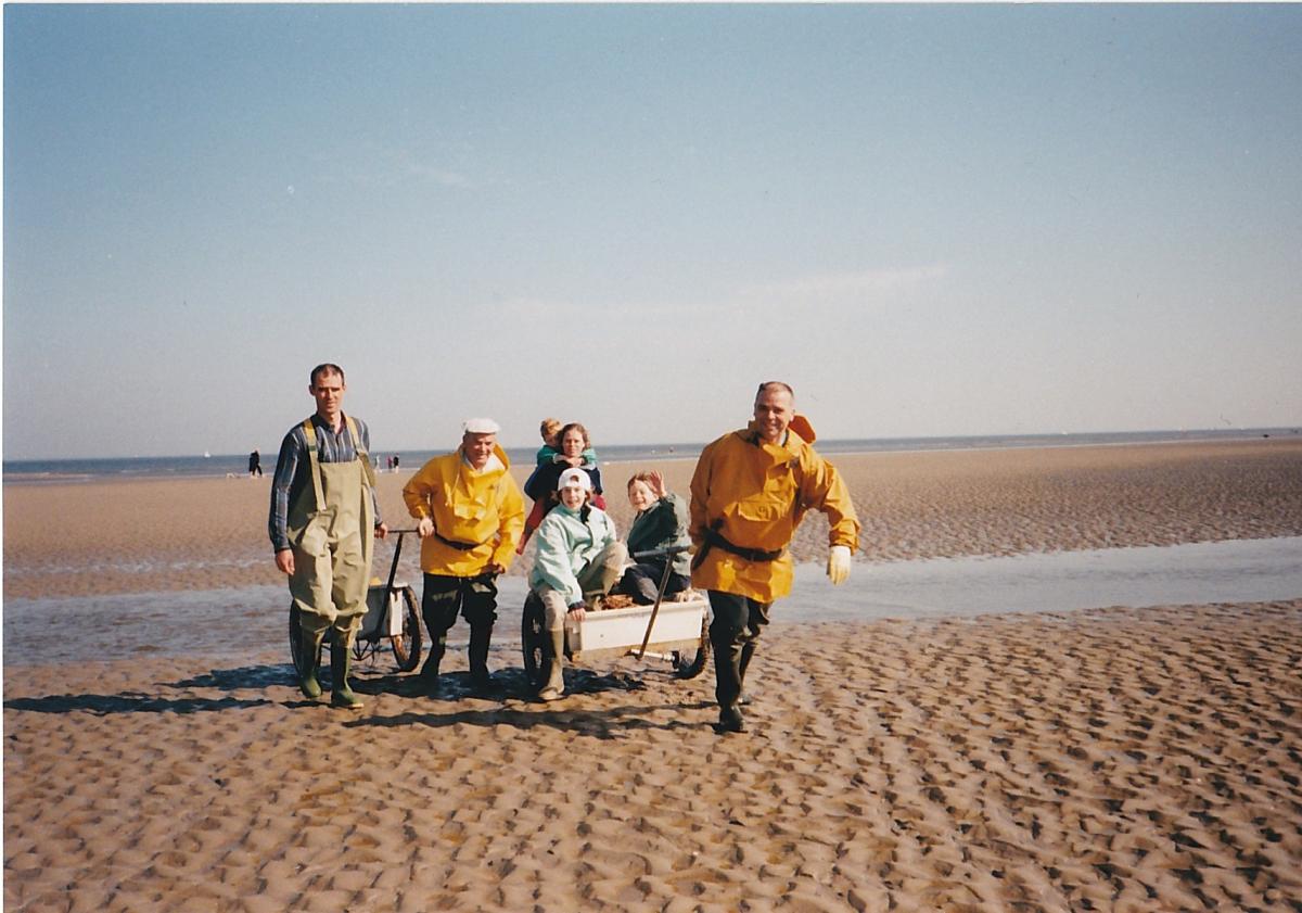 De Strandvisschers van den Uytbank bestaan 30 jaar. Ze houden de eeuwenoude traditie van strandvissen levend. En tegelijk kijken ze vooruit: nieuwe technieken, veranderende regels, moderne uitdagingen.