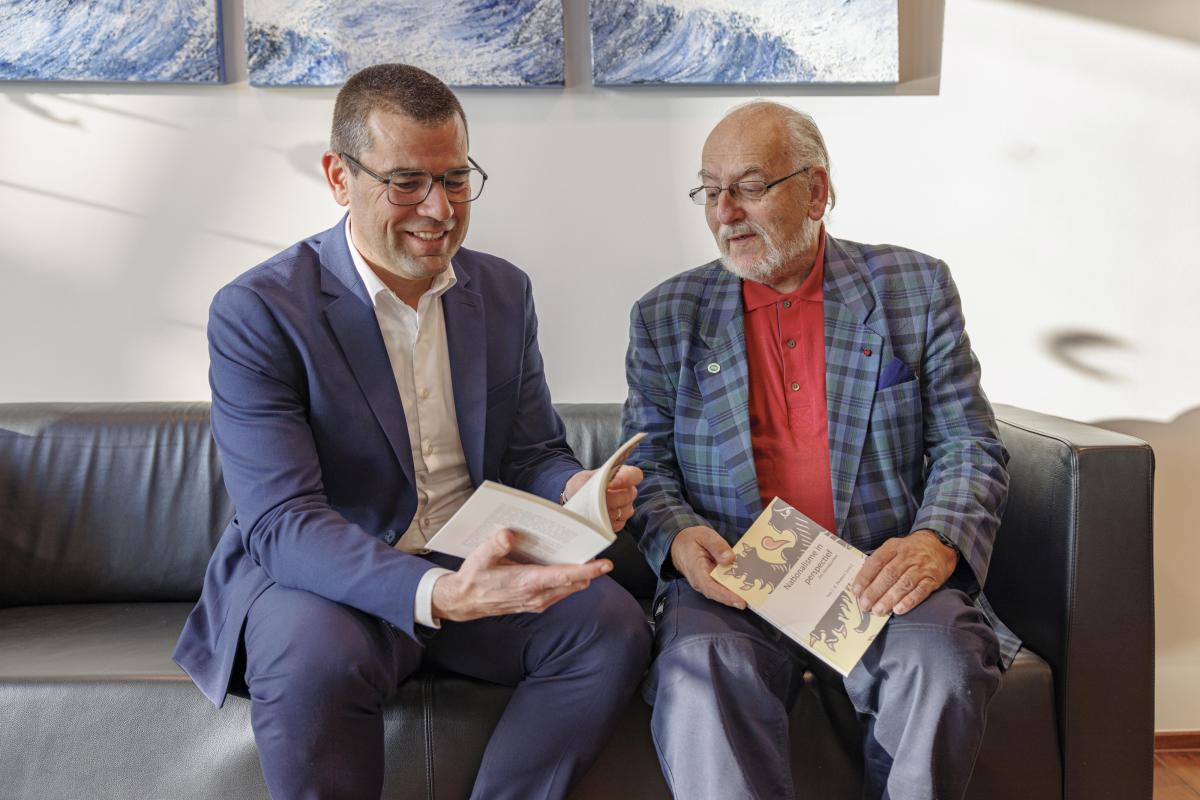 Burgemeester Sander Loones en auteur Yvo Peeters 