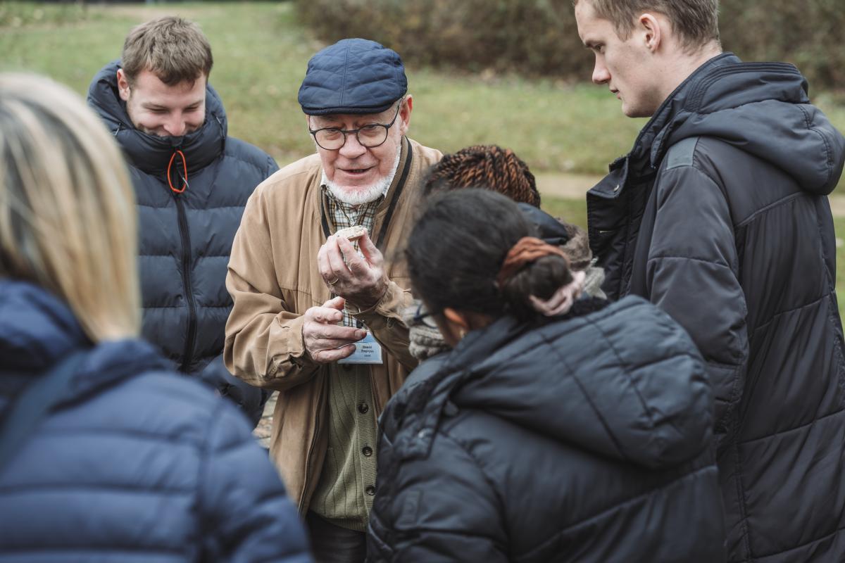 Een gids aan het werk in het Abdijmuseum