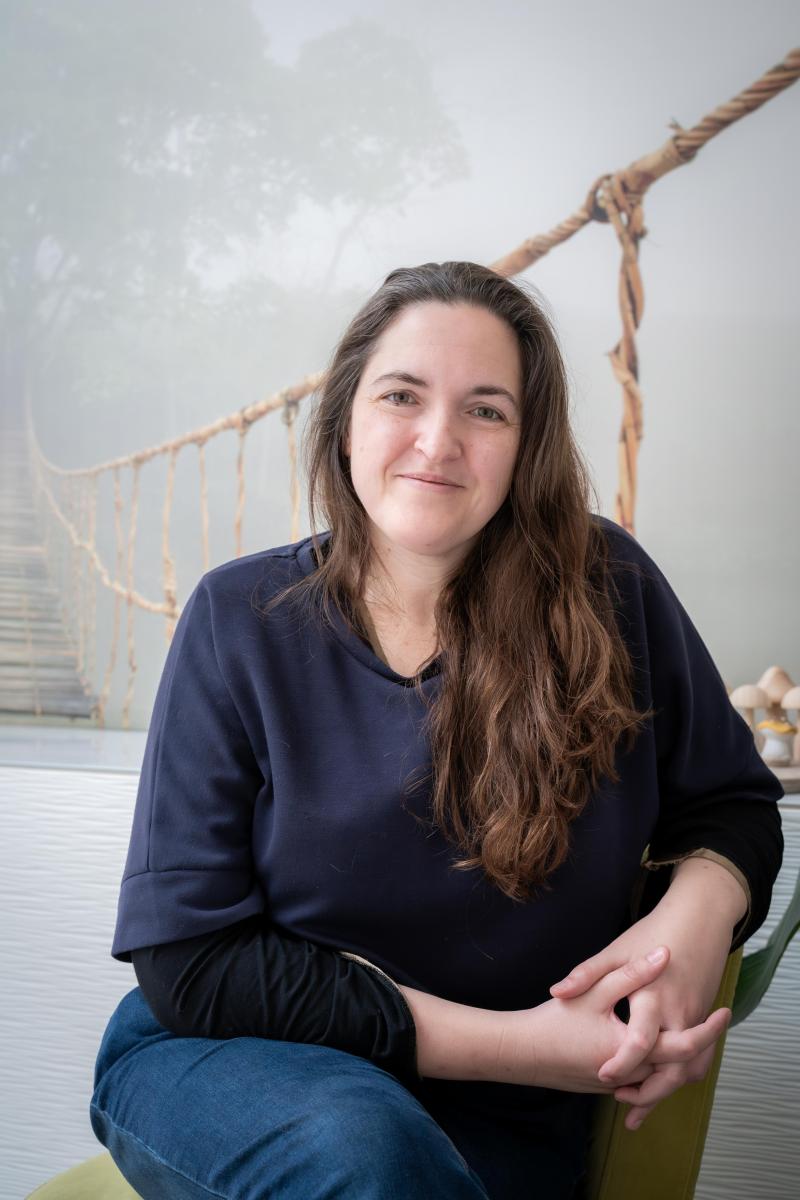 Vitaflow groeit door naar iets nieuws. Ellen Rabaey (kinesist) en Saar Jacobs (huisarts en therapeut) bouwen aan het 1e Heelhuis van West-Vlaanderen. Hier in Koksijde. Voor mensen die vastlopen door stress, burn-out of aanhoudende lichaamsklachten. Een plek waar lichaam en geest samen worden bekeken. 