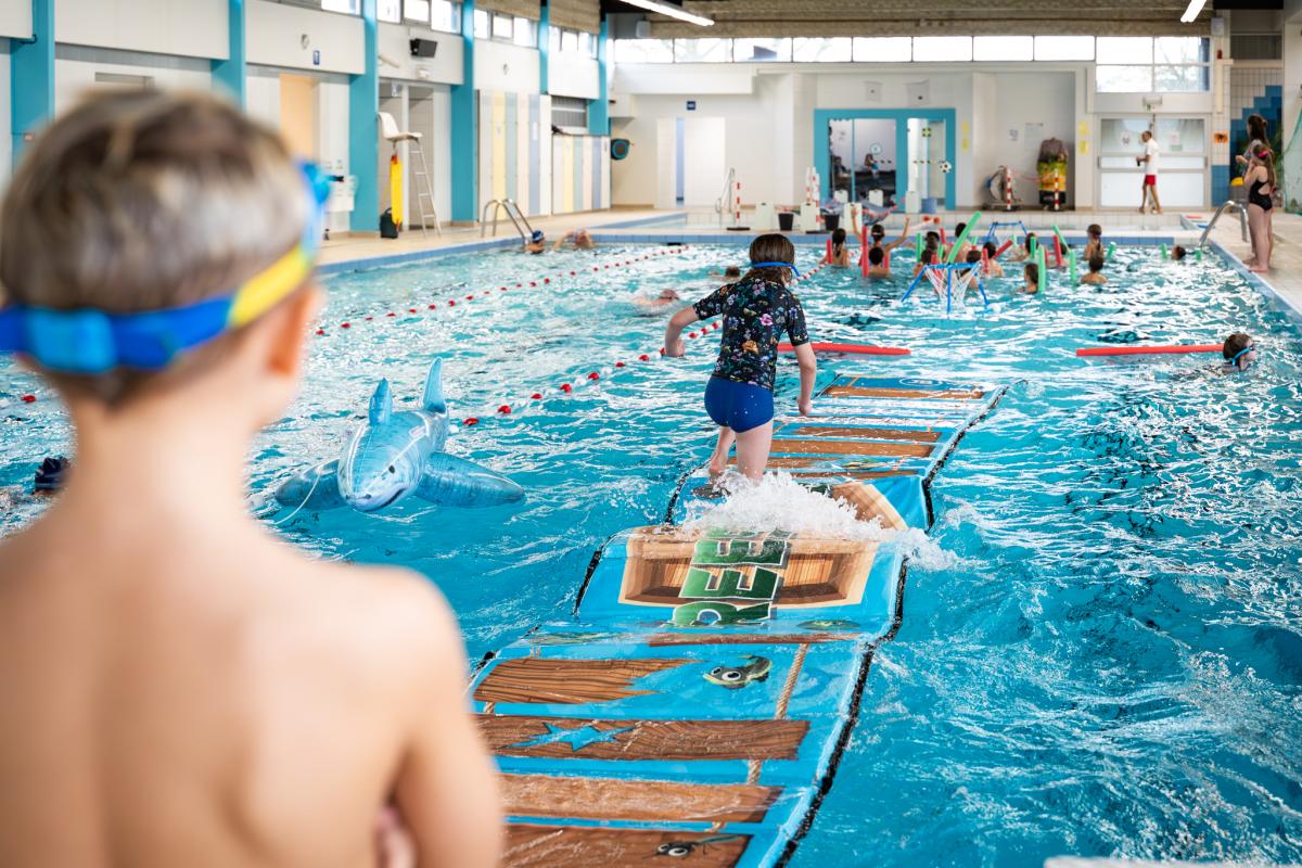 Spelende kinderen in het zwem- en recratiebad Hoge Blekker 