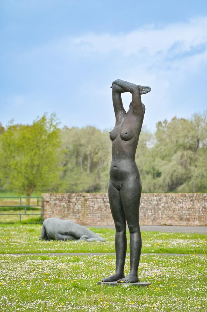 Op de site van Kunstencentrum Ten Bogaerde staan verschillende beelden van George Grard opgesteld.