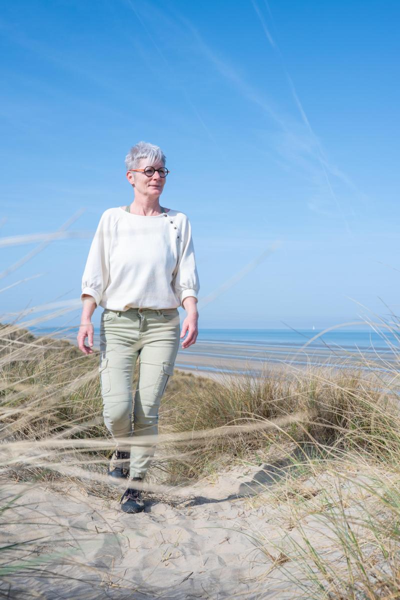 Een boomstronk kruist je pad: kruip je erover, eronder of ga je erlangs? Voor Cindy Sallaerts zegt die keuze meer dan een gesprek van een uur. De Koksijdse coach brengt mensen en teams in beweging. Letterlijk. Door de duinen en langs het strand. Want wandelen zet je hersenen aan het werk. Dat is geen gevoel, maar wetenschap. 