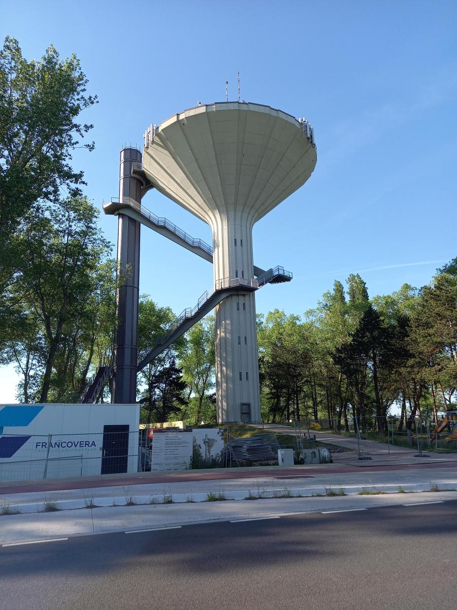 Je hebt hem al duizenden keren gezien. Vanuit de auto, vanop je fiets of de Hoge Blekker. De watertoren van Groenendijk staat er al sinds 1969 en is een herkenningspunt in onze gemeente. 