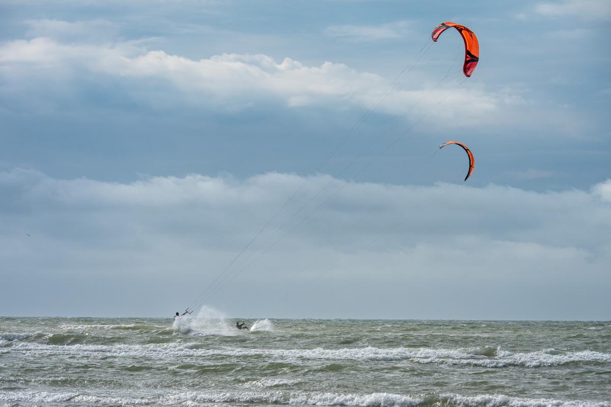 Kitesurfers op zee