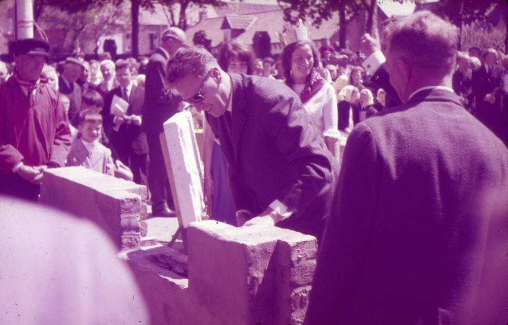 Op 23 juni 1963 legt minister van Cultuur Renaat Van Elslande de eerste steen. De ambities zijn hoog: geen gewoon streekmuseum, maar het nationaal visserijmuseum van België. Vertragingen zorgen ervoor dat pas in 1974 de eerste tijdelijke tentoonstelling opent. 