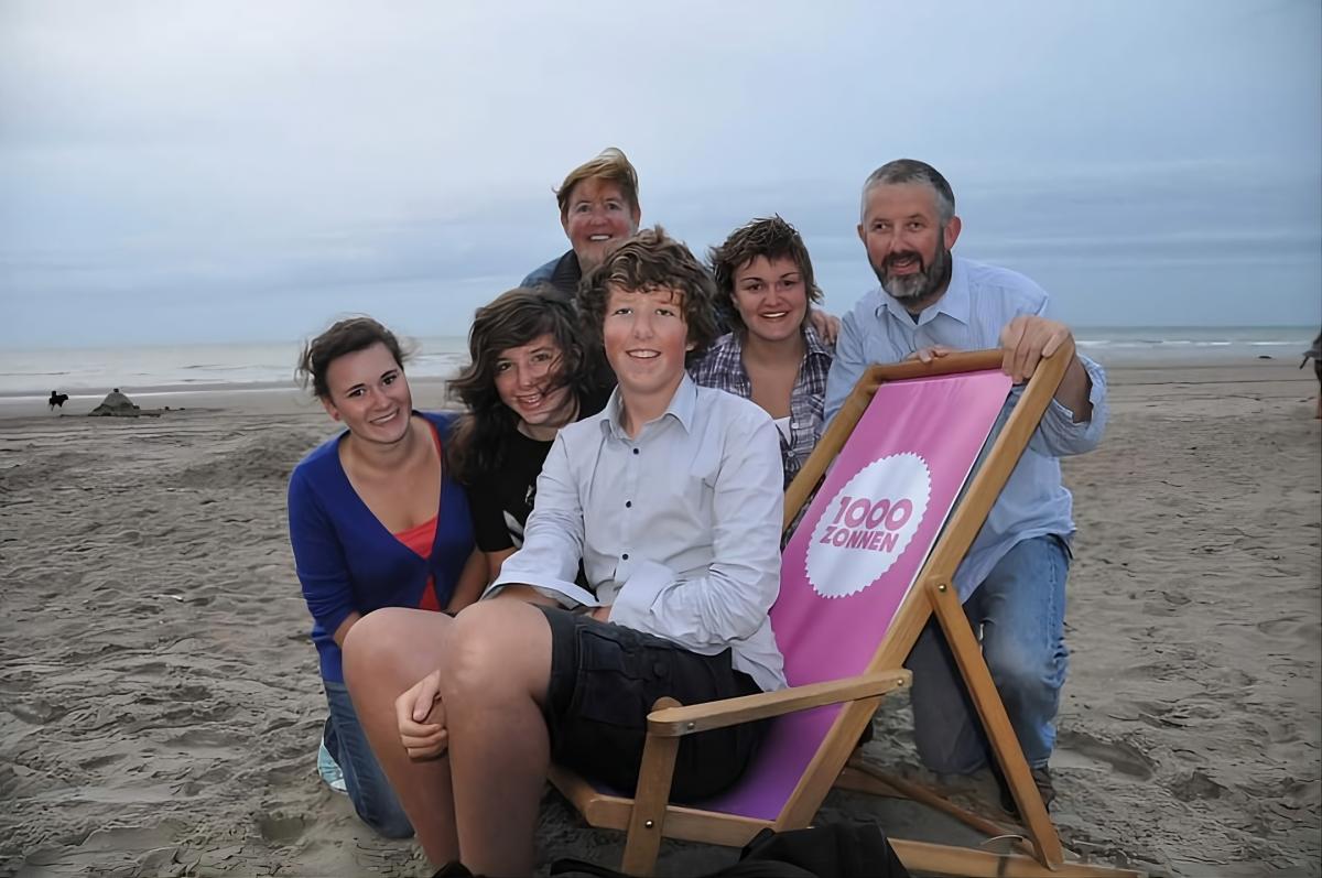 Annie Hofman en haar gezin op het strand van Koksijde