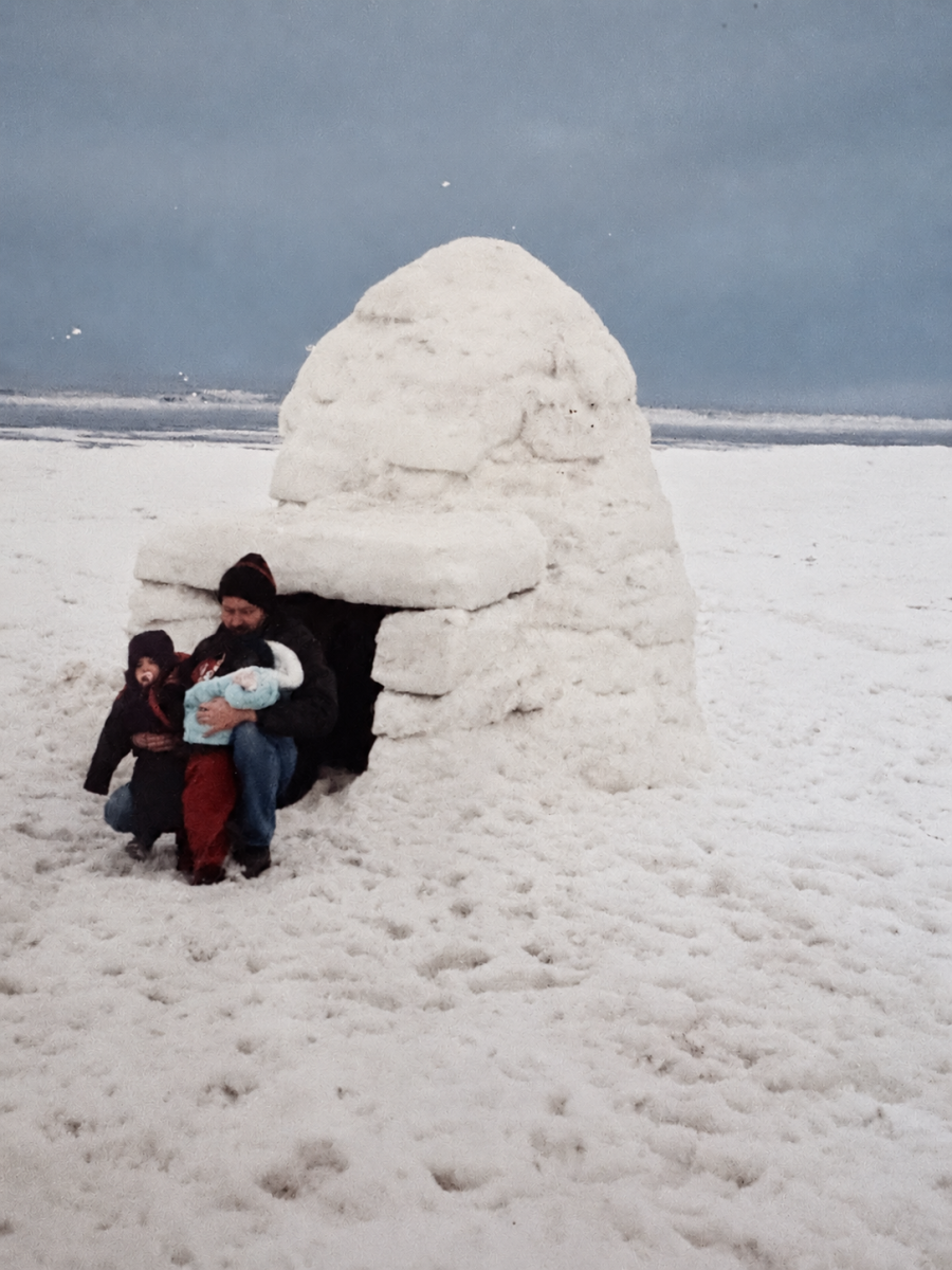 Familie aan de iglo op het strand