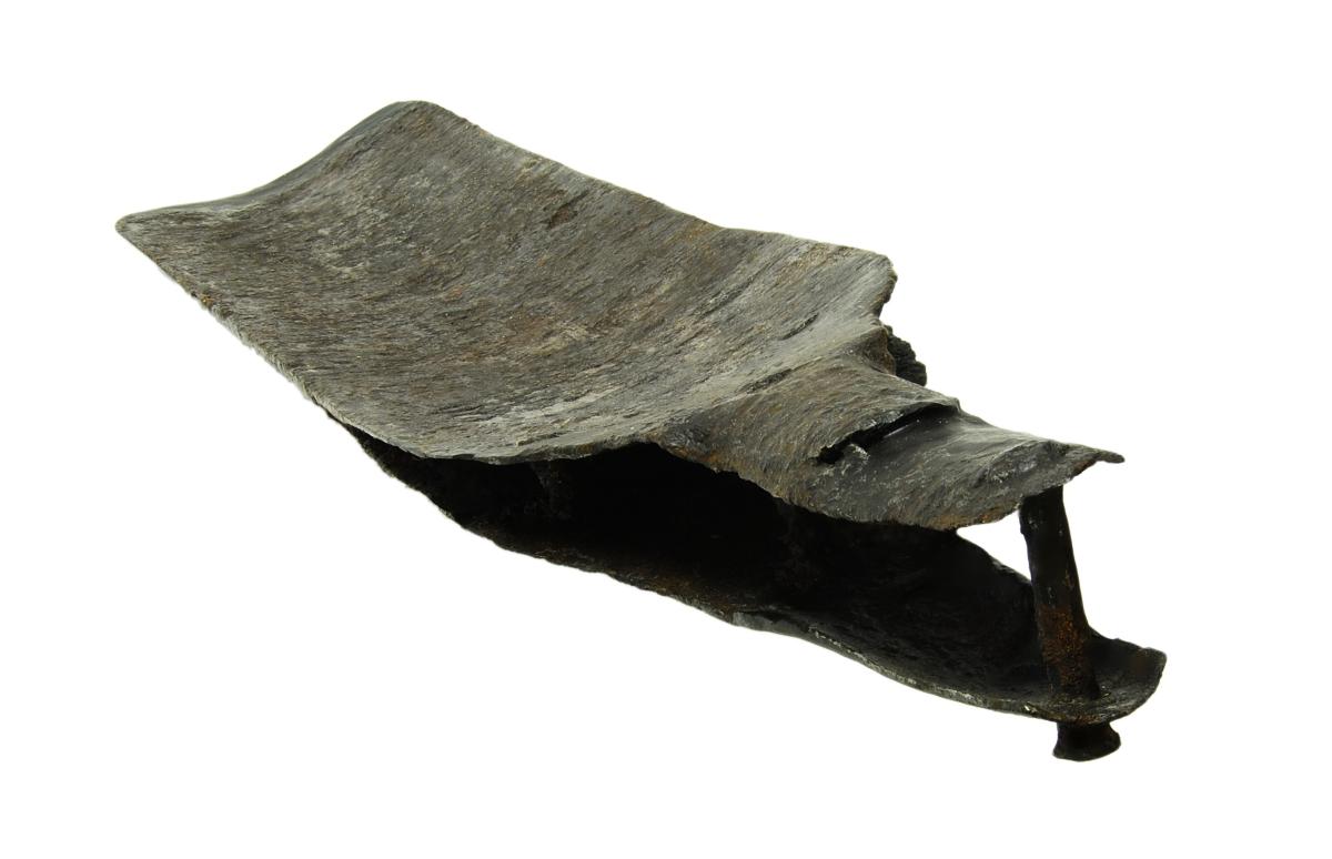 Een turfspade uit de site van de Duinenabdij