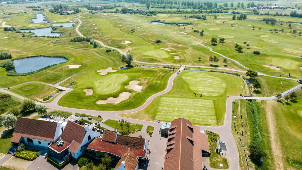 Zicht op Koksijde Golf ter Hille vanuit de lucht